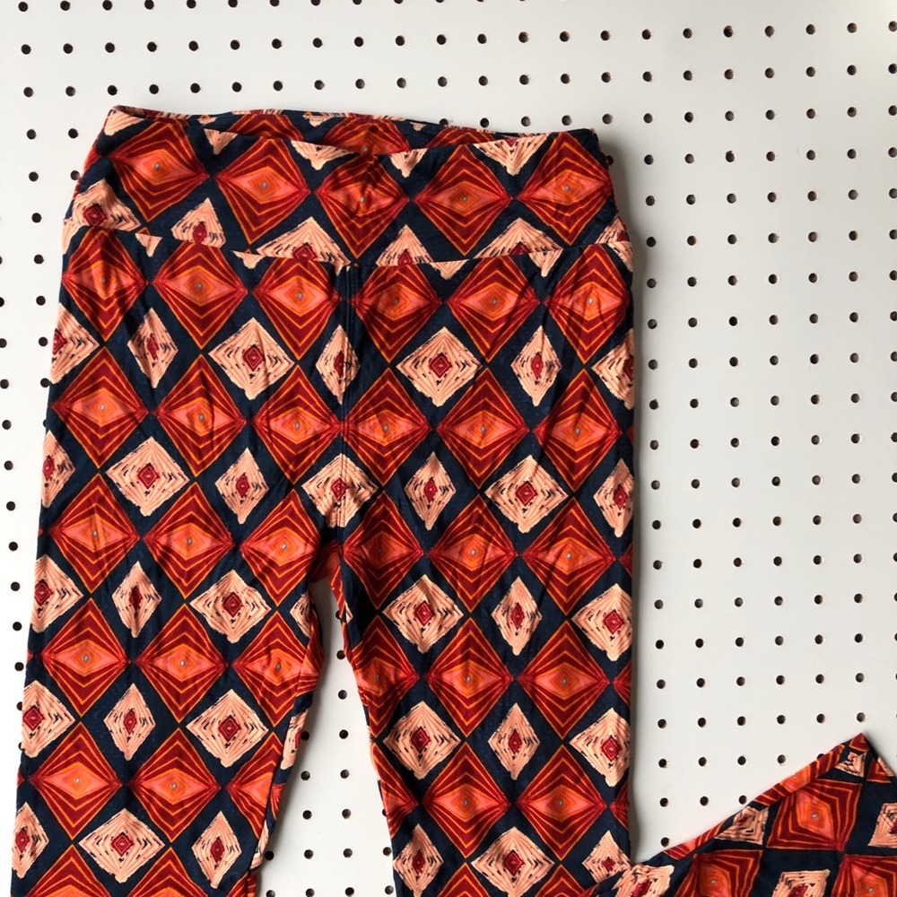 ✌️2/$15✌️ NWOT LLR os fab geometric charming